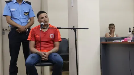 Leonardo Esequiel Tello, en la silla de los acusados. Atrás, la madre de la nena fallecida y quien era pareja del sentenciado.