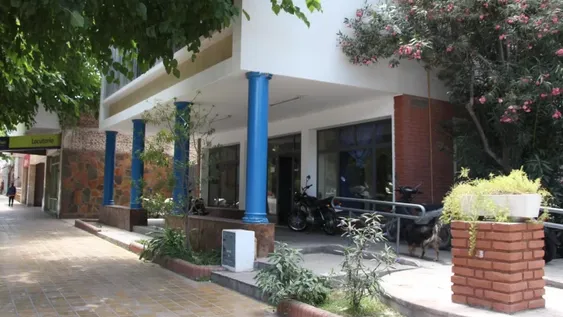 Motociclista se llevó la peor parte en un accidente que también involucró a un auto