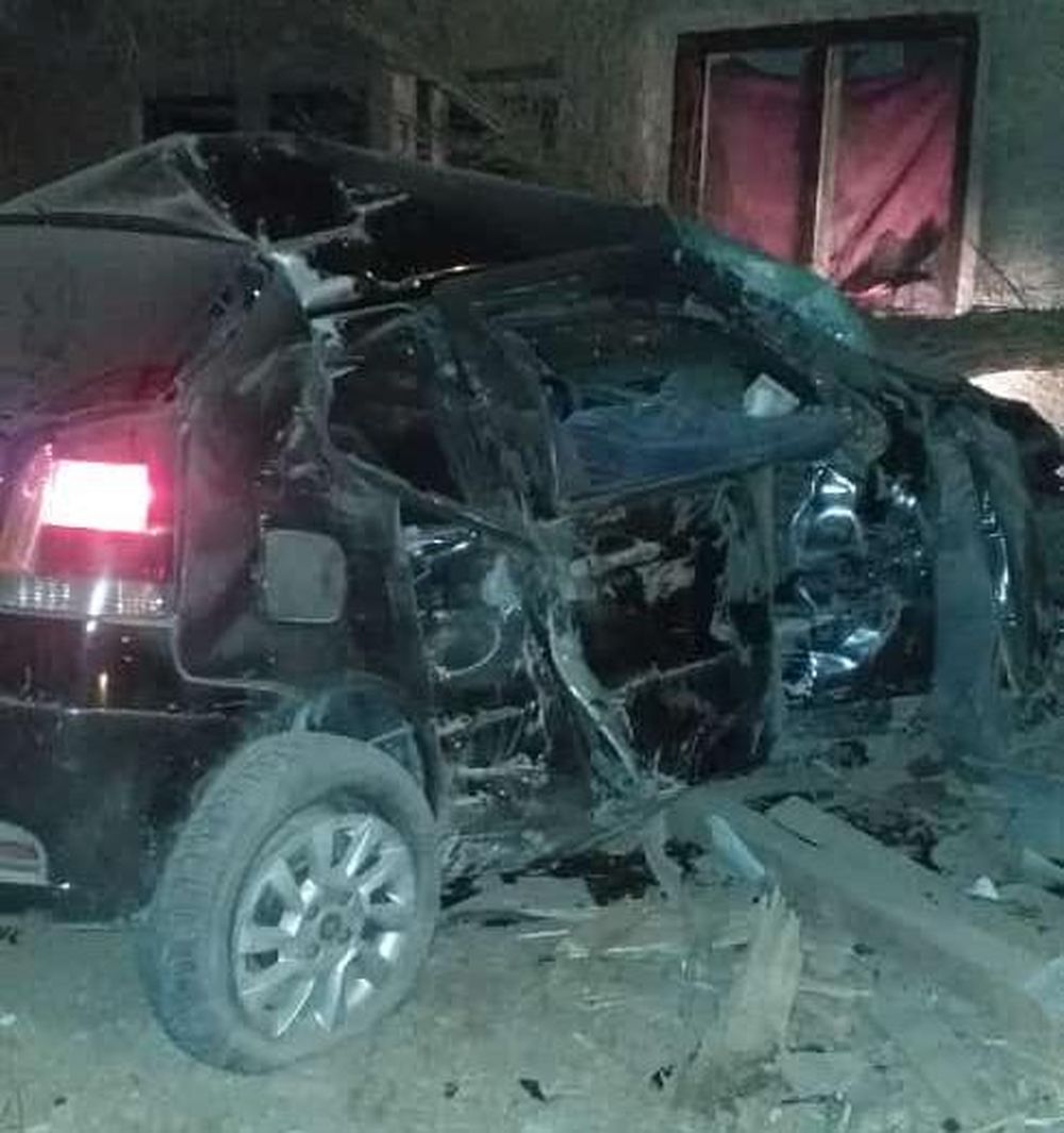 Perdió el control en una curva, chocó con un pilar e impactó contra una construcción