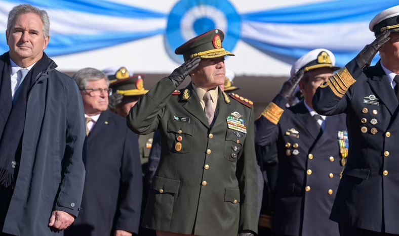 Malvinas: el Gobierno lleva legisladores y jefes militares a Ushuaia para avanzar con la Base Naval Integrada