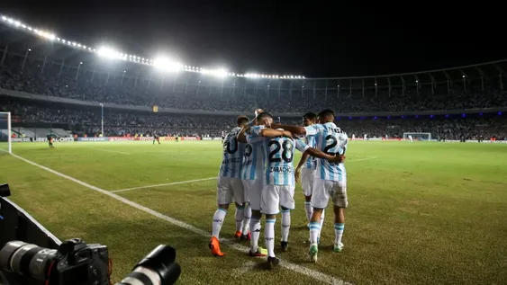 Racing erró dos penales, pero igual goleó a Vasco Da Gama y manda en su grupo