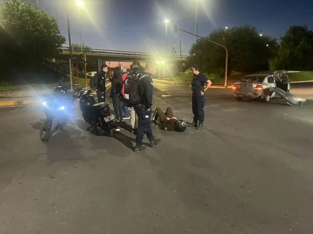 En Santa Lucía, un motociclista herido tras chocar con un auto