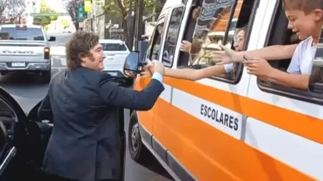 Rumbo a Olivos, Milei se bajó del auto para saludar a niños y se viralizó