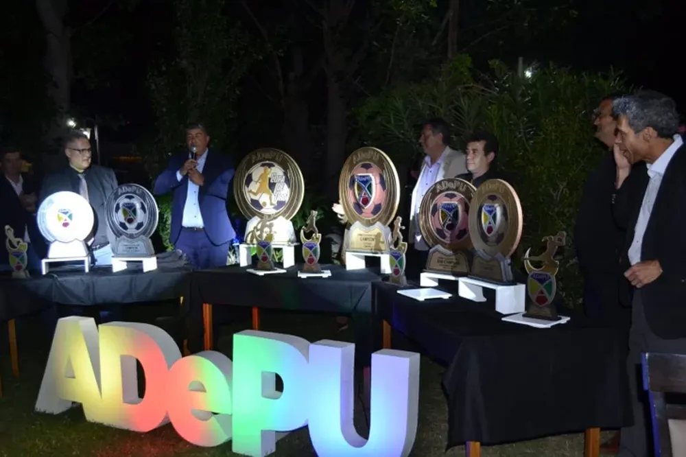 ADEPU exhibió los trofeos que entregará al finalizar el campeonato 2025