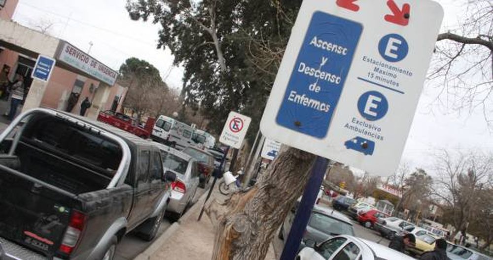 Las ambulancias no pueden estacionar en Urgencia del Rawson