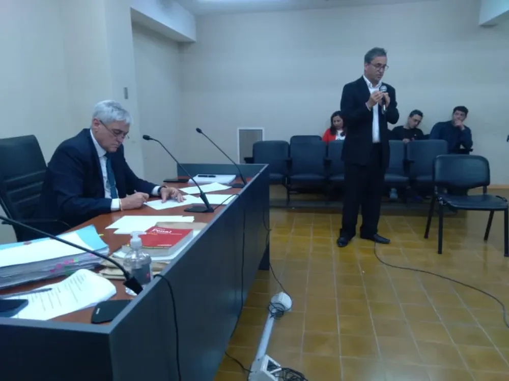 Para la fiscal, Claudia Yanina Galante, el médico, Maximiliano Babsía (de pie) debe ser condenado por homicidio culposo.