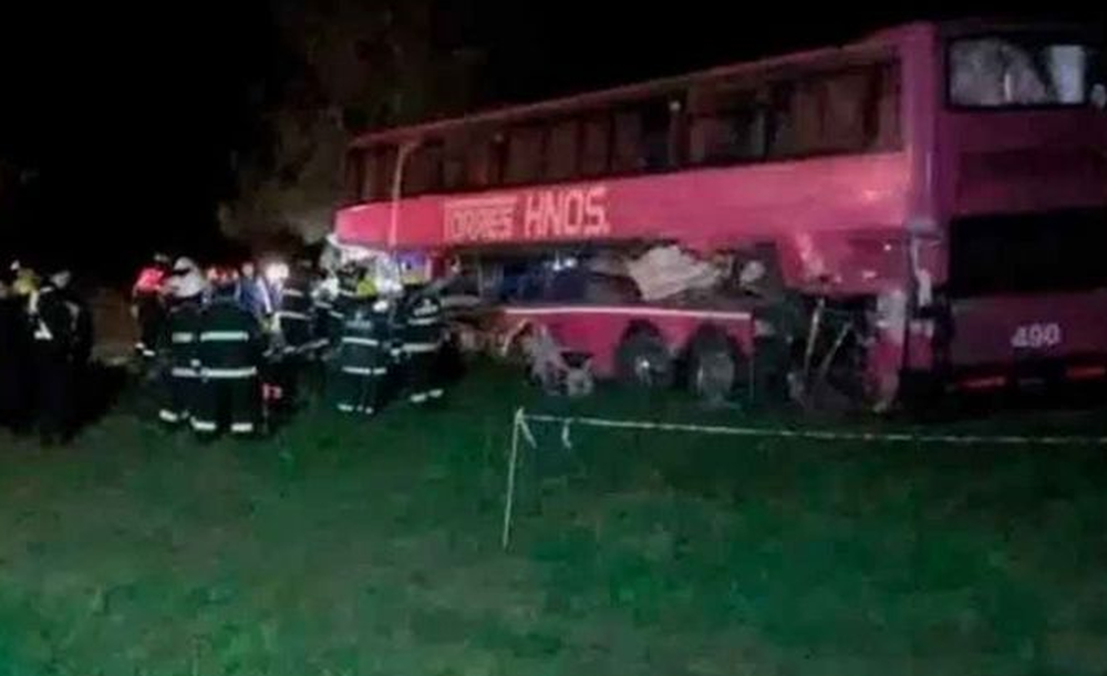 Cinco muertos y cuatro heridos graves al chocar un micro de turismo con un camión