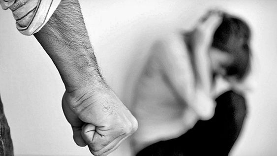 La golpearon con una honda y no denunció: igual le pusieron restricciones a su pareja