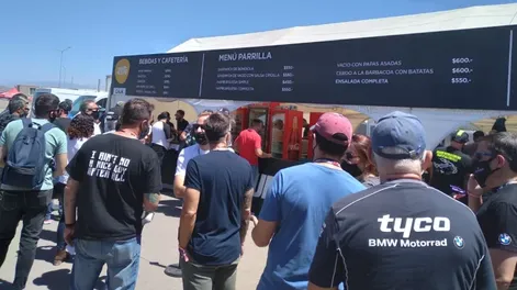Superbike: el patio de comidas, el lugar elegido para sociabilizar y refugiarse del sol