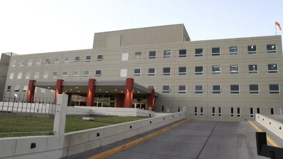 Médico con Covid-19: sin fiebre, lúcido y dando sus primeros pasos