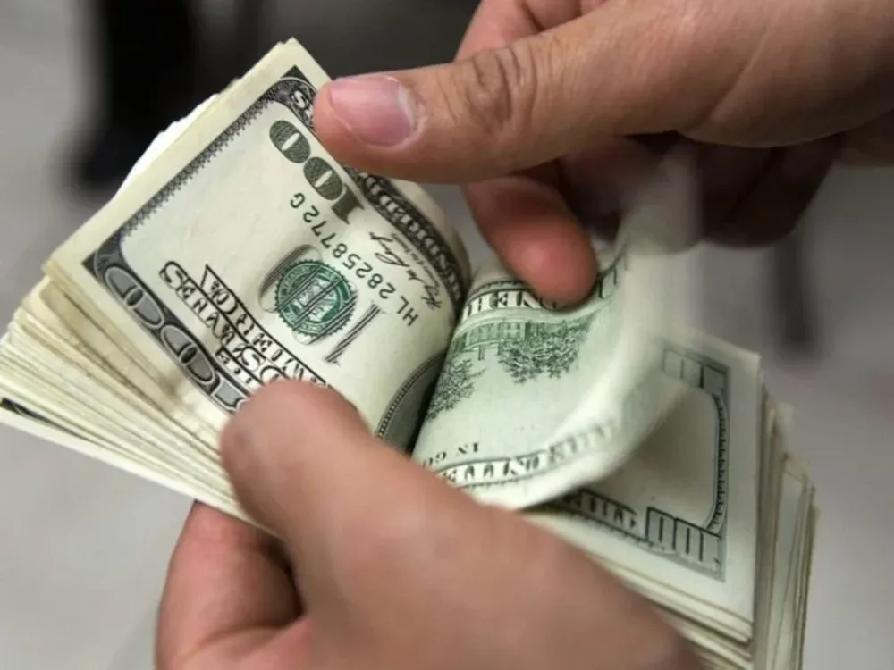 Otra vez el dólar sube y a mitad de jornada se ubica a $ 27,82