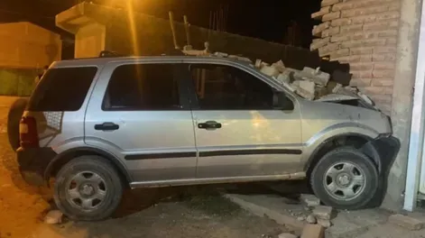 Un conductor que iba borracho y desnudo se estrelló contra una casa durante los festejos de Navidad