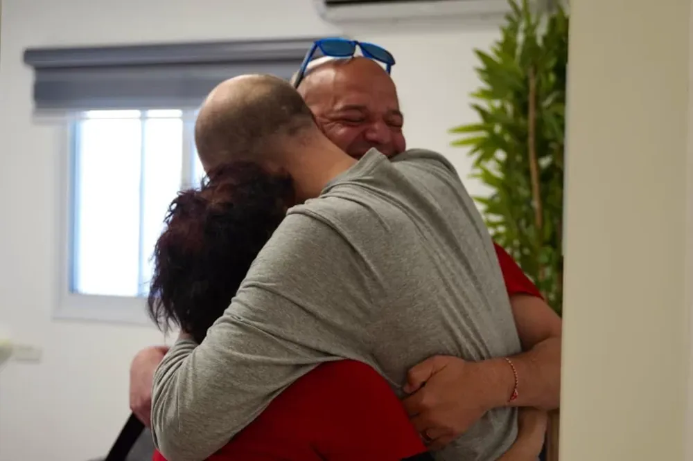 Abrazo interminable: el emotivo momento en que Iair Horn se reencontró con su padre