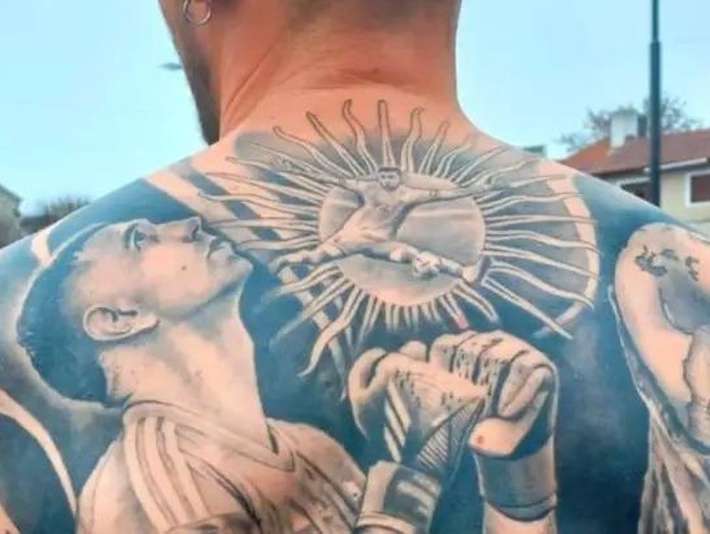 Un fanático logró que el “Dibu” Martínez le firme el impactante tatuaje de él