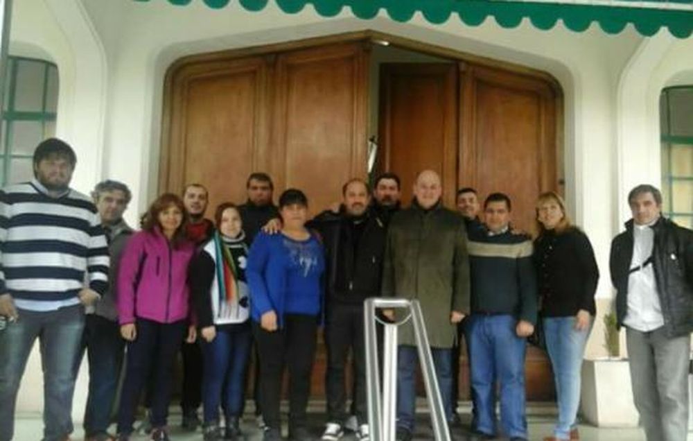 Otra denuncia vincula al intendente Gil con el presunto estafador