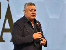 Chiqui Tapia. Chiqui Tapia.