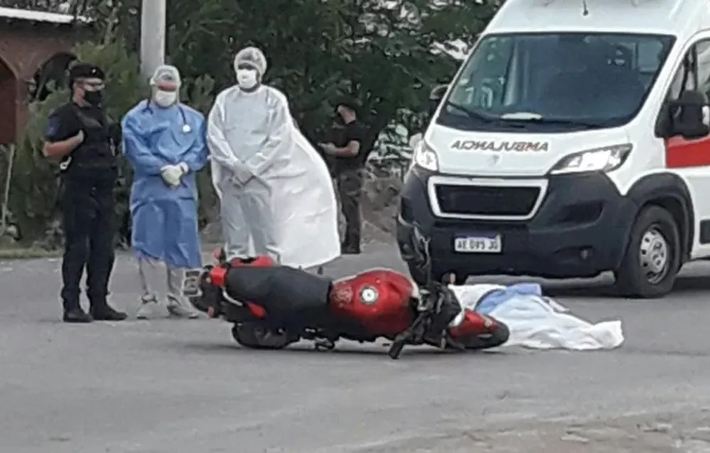 Salió de su casa al trabajo, pero a pocos metros chocó con un camión y fue su fin