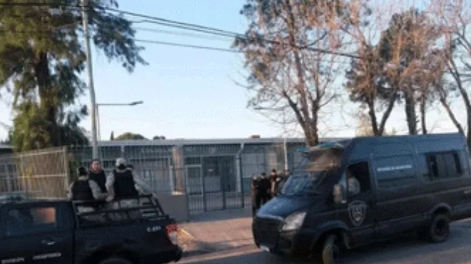 Un alumno atacó con un machete a una compañera e hirió a una profesora