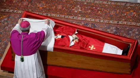 El reino del papa Francisco bajó el telón con el cierre del féretro