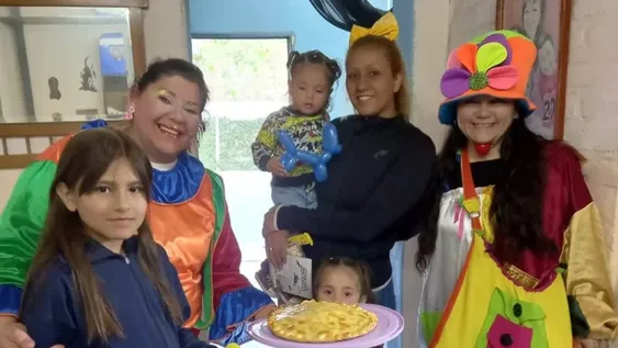 Regalaron tartas y juguetes a niños de escasos recursos