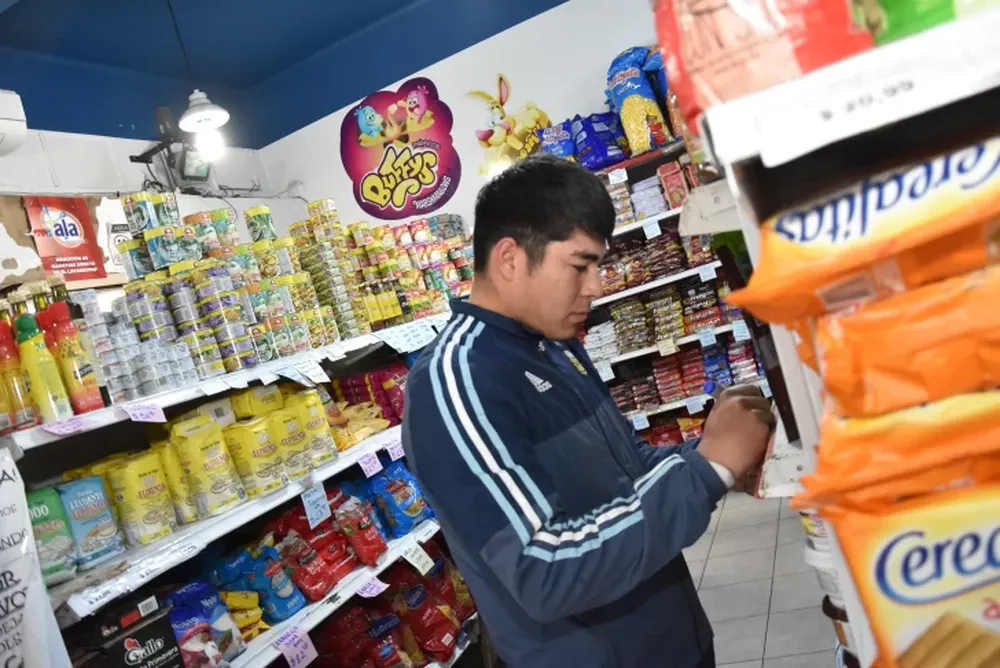Las ventas en supermercados y shoppings bajaron por séptimo mes consecutivo