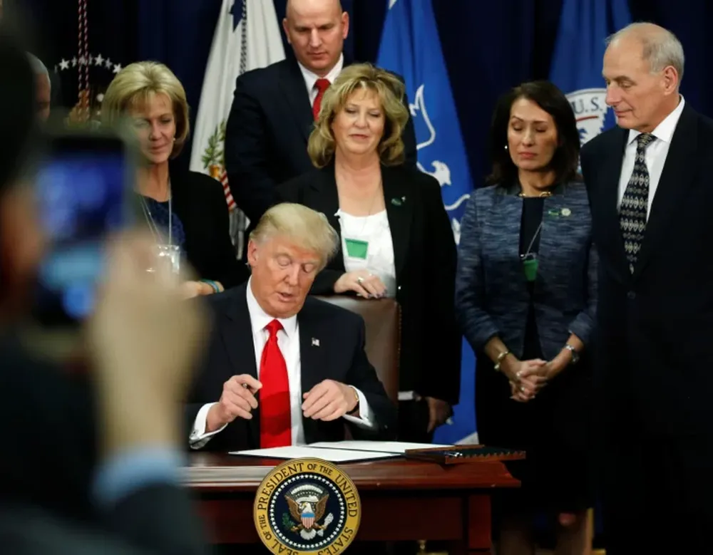 Trump ordenó hacer el muro que separará a su país de México