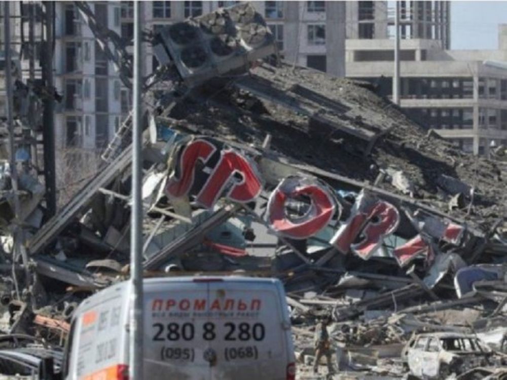 La guerra, más presente en Kiev: bombardeo ruso a un centro comercial dejó 8 muertos