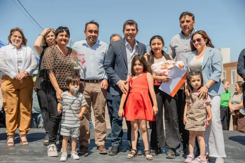 El gobernador entregó viviendas a familias de Iglesia