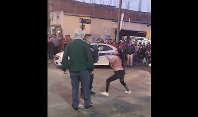 Video: una mujer totalmente borracha se agarró a las trompadas con un policía