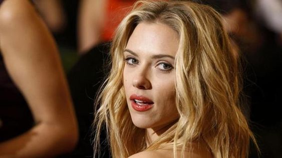 ¡Recién se despierta! La hermosa Scarlett Johansson sin ropa sobre la cama