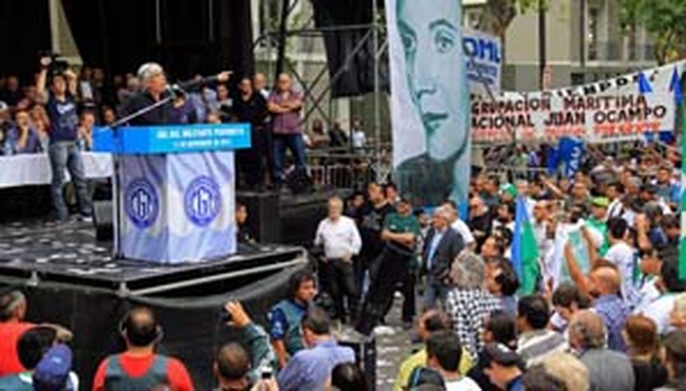 Moyano le pegó al Gobierno y le hizo un guiño a Macri