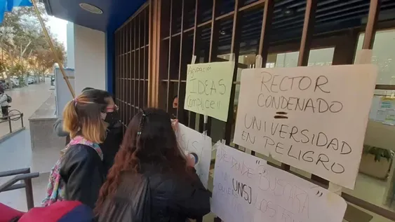 Los estudiantes, con cánticos y pancartas, pidieron “democracia” y la renuncia de Nasisi