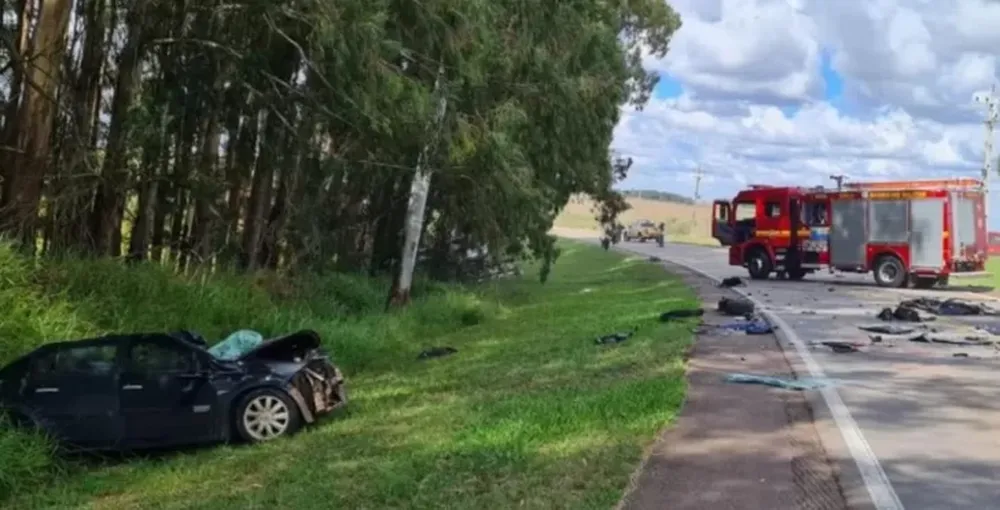 Una mujer y su bebé fallecieron tras chocar contra un camión: su esposo, grave