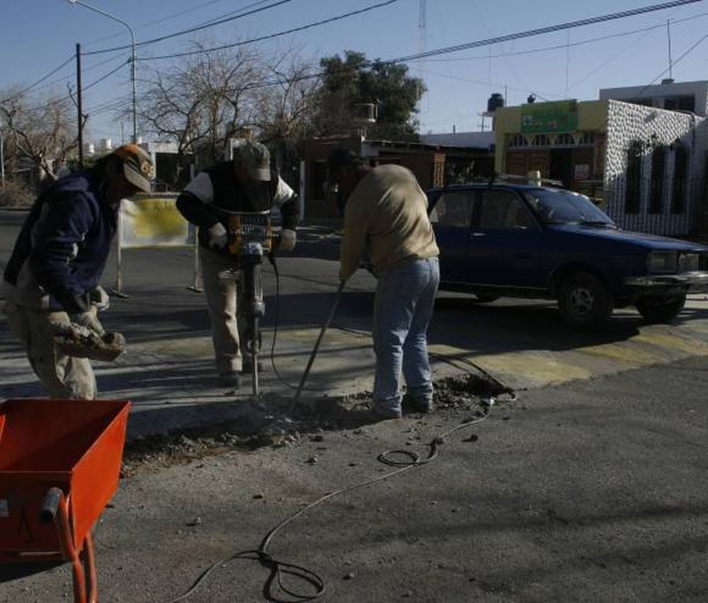Empezaron a eliminar las lomadas en Rivadavia