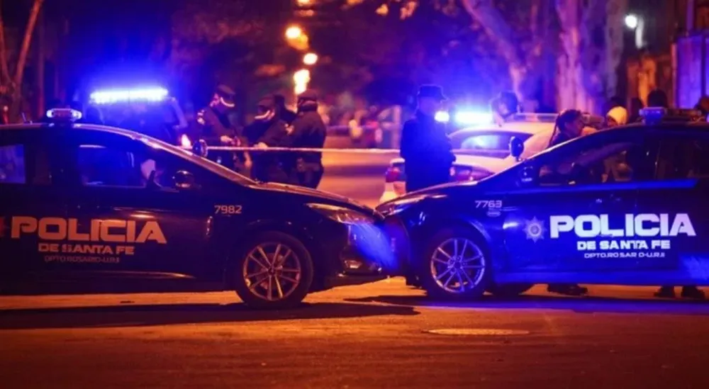 Dos hombres fueron asesinados a puñaladas y buscan a un sospechoso