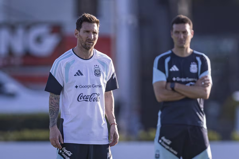Lionel Scaloni, Lionel Messi durante el entrenamiento de la Seleccion de futbol Argentina previo al amistoso frente a Zambia.