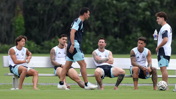 argentina ya piensa en espana: la scaloneta se entreno en atlanta y viaja rumbo a la final