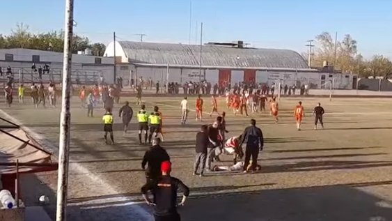 [VIDEO] Brutal pelea entre jugadores en una cancha sanjuanina