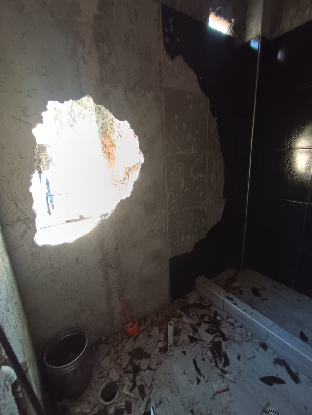 La destrucción dentro del baño.