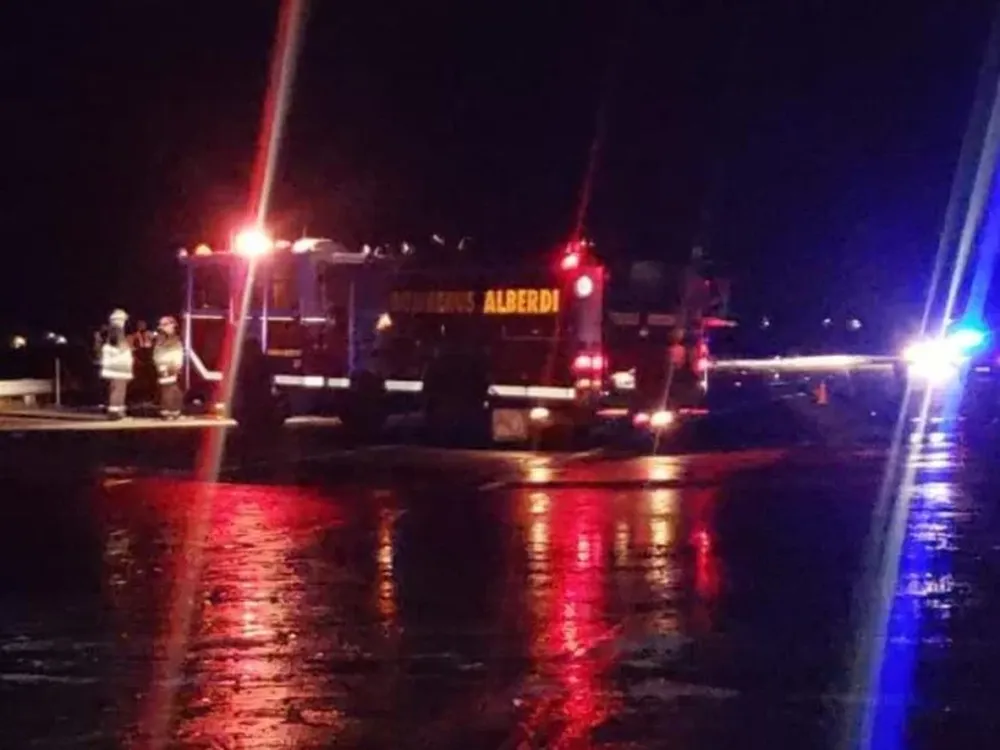 Cuatro personas murieron calcinadas al quedar atrapadas en un auto