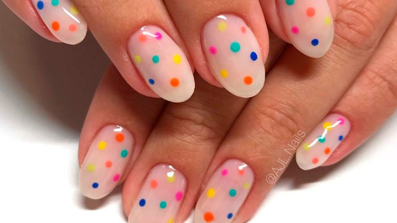 Cómo hacer una manicura de puntos en casa con 4 elementos cotidianos