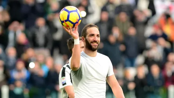 Higuaín marcó un hat trick en la goleada de la Juventus y se llevó la pelota