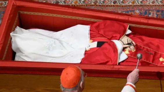 Con el rito de cierre del féretro del papa Francisco comenzó la vigilia nocturna