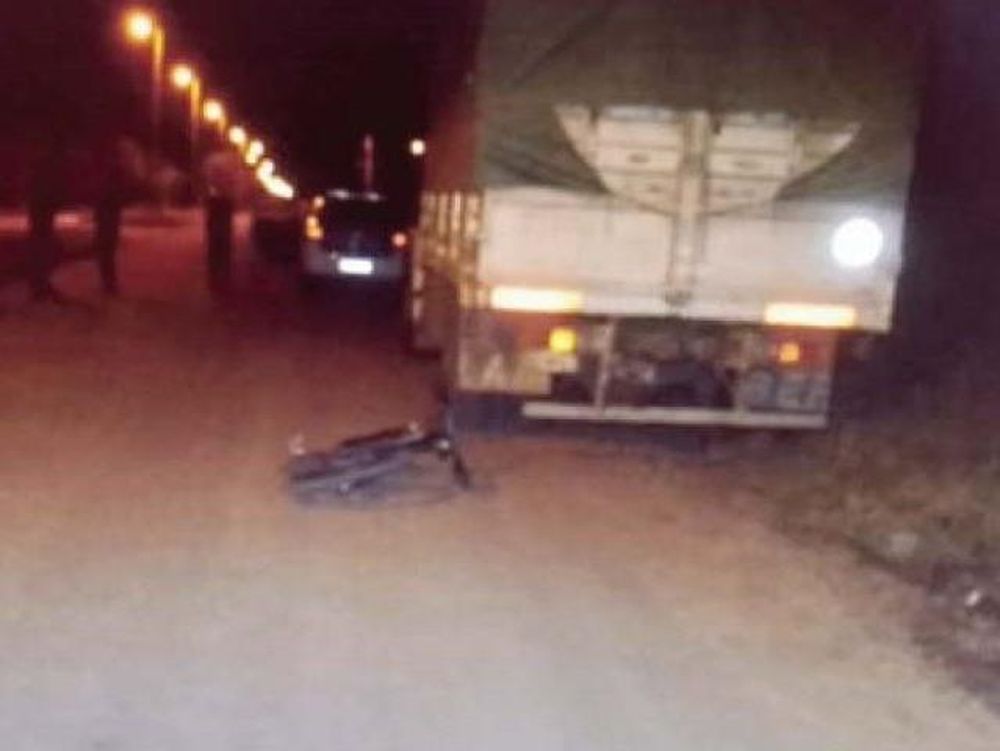 Perdió el control de su moto y chocó contra un acoplado: terminó en el hospital