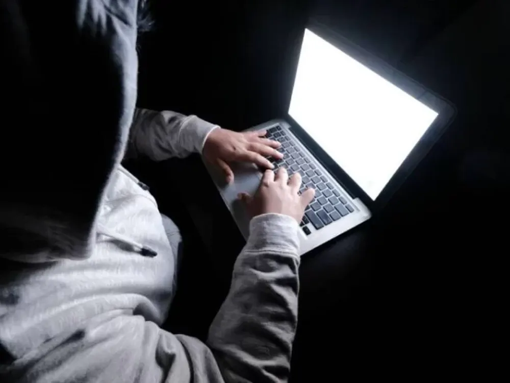 Lo descubrieron por enviar un video porno con una menor de 14 años: dijo que lo hackearon, pero terminó aceptando un juicio abreviado