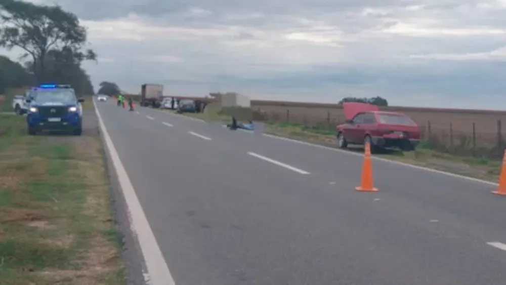 Córdoba: un hombre se detuvo en la banquina por fallas en su auto y murió chocado por un camión