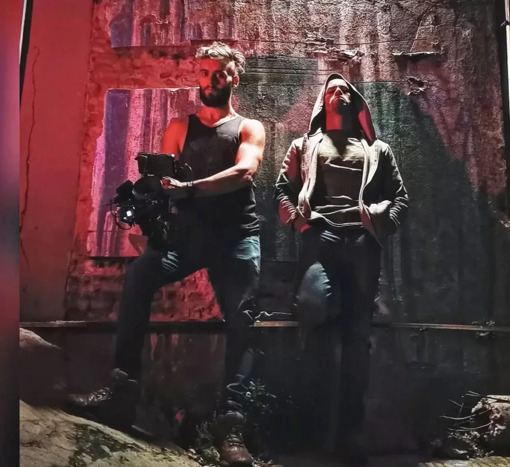 GATILLERO propone una experiencia audiovisual sin filtro, con ritmo frenético y sin cortes. El director Tapia Marchiori y Sergio Podeley (Galgo) cuentan una historia de jugarse entero a todo o nada.