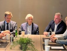 Rob McEwen, (centro) presidente de McEwen Copper, a cargo de proyecto Los Azules; Michael Meding, gerente general de Los Azules y Juan Pablo Perea, ministro de Minería de San Juan. Rob McEwen, (centro) presidente de McEwen Copper, a cargo de proyecto Los Azules; Michael Meding, gerente general de Los Azules y Juan Pablo Perea, ministro de Minería de San Juan.