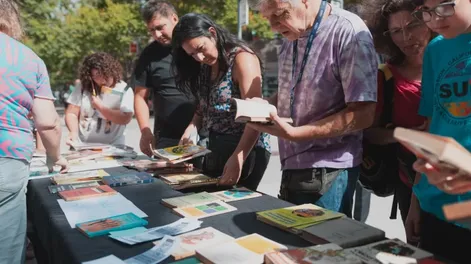 Diario de Cuyo | Una experiencia entretenida. La suelta de libros es una de las acciones de intervención pública que varias institucionesy asociaciones están desarrollando para promover la lectura a todos los públicos.