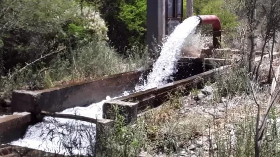 Dicen que el lunes empiezan a regar pero aún no se define cómo se hará